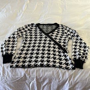 New York & Co. black and white hounds tooth knit blouse size Large